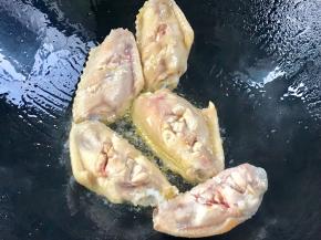 起锅热油，放入鸡翅，皮面朝下