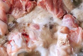 猪骨棒买时让店家从中间斩断，洗净凉水下锅，焯水去血沫