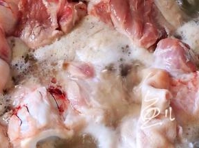 猪骨棒买时让店家从中间斩断，洗净凉水下锅，焯水去血沫