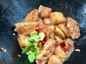 开盖后加入青红辣椒