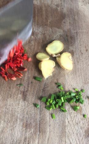备好姜片、葱花、红椒末