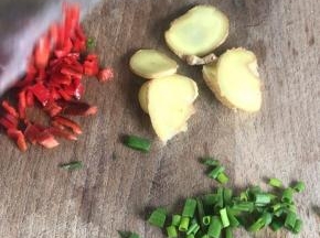 备好姜片、葱花、红椒末