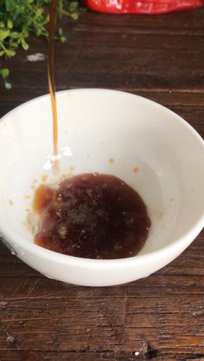 加入生抽拌匀