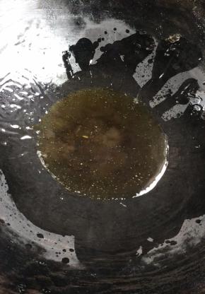 起锅烧油至冒烟