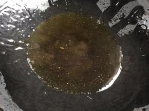 起锅烧油至冒烟