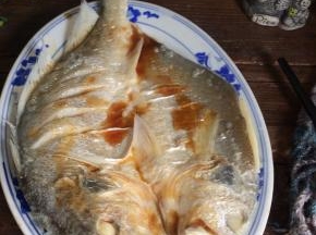 淋入刚调好的料汁