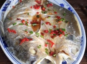 撒上葱花和红椒末