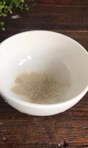 备一小碗，装入味精、胡椒粉