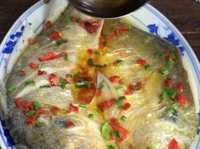 把热油浇在鱼身上