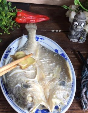 取出蒸好的黄鱼，夹出姜片丢弃