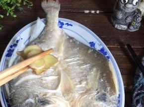 取出蒸好的黄鱼，夹出姜片丢弃