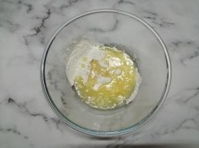 把油加热到有60-80度的时候关火，切忌不能把油加热到冒泡，把热油倒入到面粉里