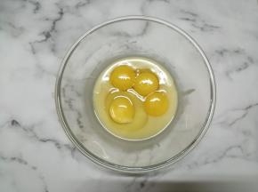 用蛋抽划一字搅拌均匀，放凉一下，用手触摸一下打蛋盆，不热了，即可把1个全蛋和3个蛋黄倒入