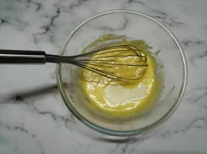 搅拌均匀，再倒入炼奶搅拌