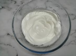 细砂糖和淀粉拌匀，分3次倒入蛋清里，用电动打蛋器打至偏干性发泡