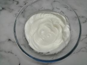 细砂糖和淀粉拌匀，分3次倒入蛋清里，用电动打蛋器打至偏干性发泡