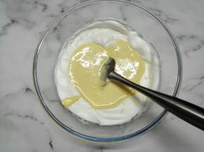 再倒入剩余的蛋白霜里，用同样的手法拌均匀，不要划圈翻拌，会消泡的