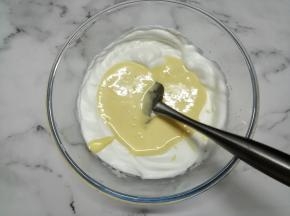 再倒入剩余的蛋白霜里，用同样的手法拌均匀，不要划圈翻拌，会消泡的