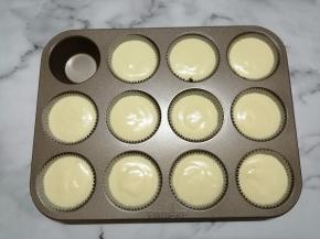 用勺子把蛋糕糊舀入蛋糕纸杯中，大概可以做11个