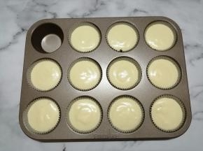 用勺子把蛋糕糊舀入蛋糕纸杯中，大概可以做11个