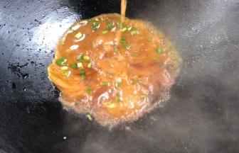 淋入淀粉水勾芡