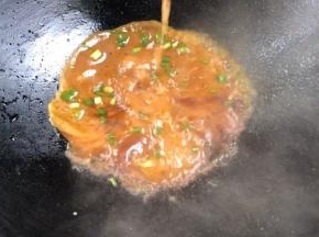 淋入淀粉水勾芡