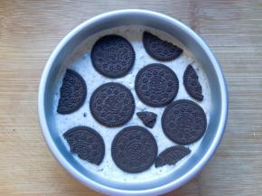 表面摆上奥利奥饼干片，放入冰箱冷藏4小时以上