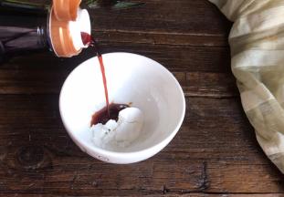 备一小碗，装入淀粉、生抽