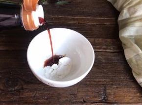 备一小碗，装入淀粉、生抽