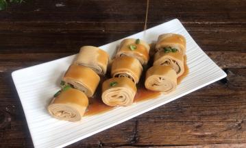 把芡汁淋在千张卷上即可