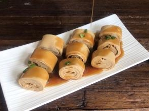 把芡汁淋在千张卷上即可