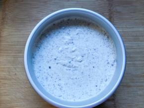 将做好的慕斯液倒入模具中，