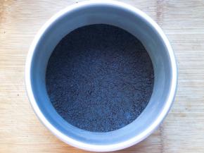 倒入6寸戚风模具中，压实，放入冰箱冷藏备用