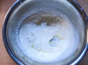 淡奶油加糖打发至6分发，有纹路状态