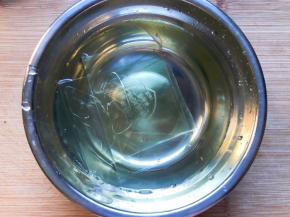 吉利丁片用冷水泡软，