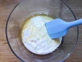 将融化的吉利丁片和酸奶混合搅拌均匀