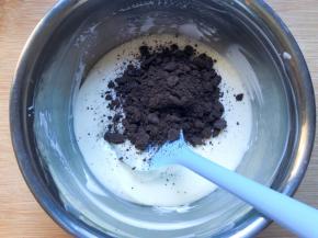 和酸奶混合搅拌均匀，放入奥利奥饼干碎拌匀