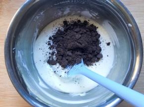 和酸奶混合搅拌均匀，放入奥利奥饼干碎拌匀
