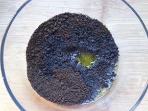 奥利奥饼干去掉中间奶油，压成细末，和融化成液体的黄油混合