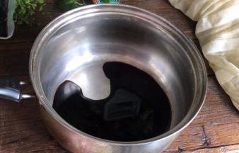 把卤水汁倒入锅中