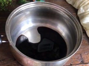 把卤水汁倒入锅中