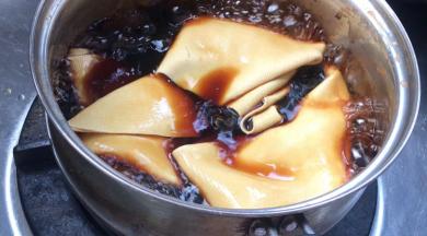 捞出放入卤水中煮开，关火后浸泡2分钟左右