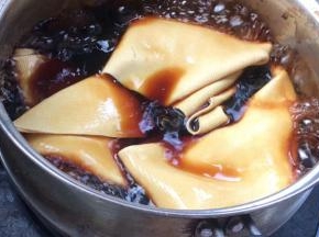 捞出放入卤水中煮开，关火后浸泡2分钟左右