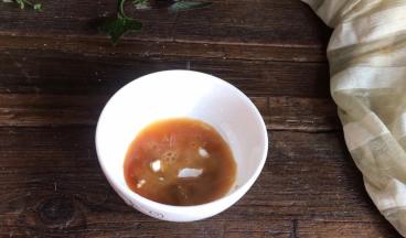 加入适量清水，拌匀备用