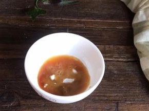 加入适量清水，拌匀备用