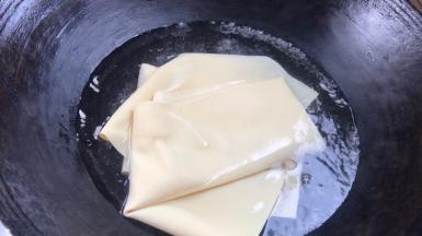 另起锅烧半锅水，放入千张皮煮透