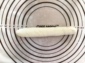 在从中间折叠，封口捏紧