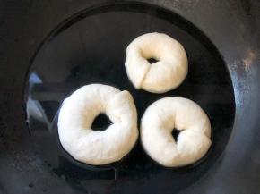 将贝果放入糖水中，两面都煮30秒，有点皱皱的样子