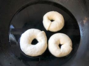 将贝果放入糖水中，两面都煮30秒，有点皱皱的样子