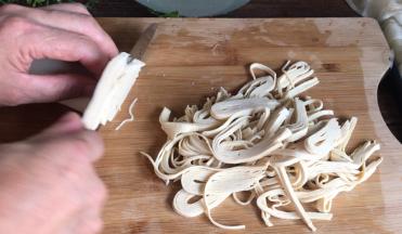 把浸泡好的千张捞出，切成丝